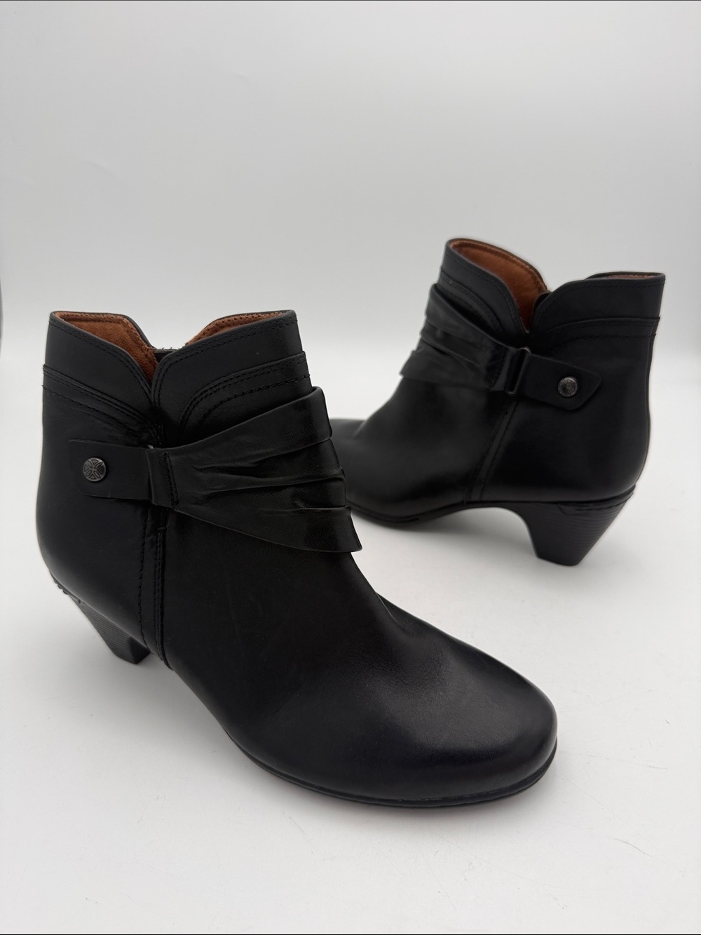 Cobb hill Women's Black Leather Ankle Boots 8.5 Wrap details casual comfort